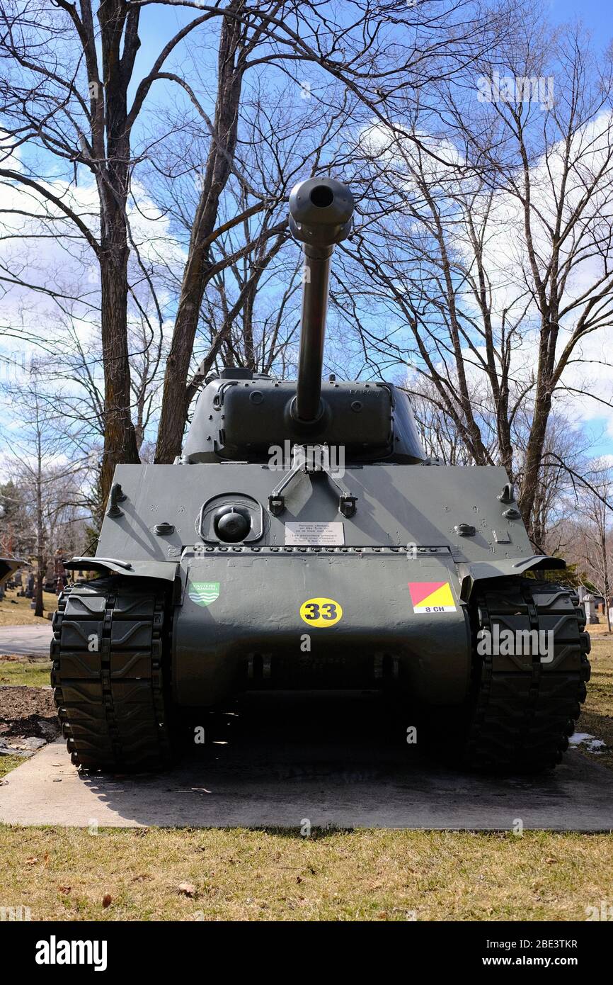 M4A2E8 Sherman Tank al Beechwood Cemetery, il Cimitero Nazionale del Canada a Ottawa, Ontario, Canada. Foto Stock