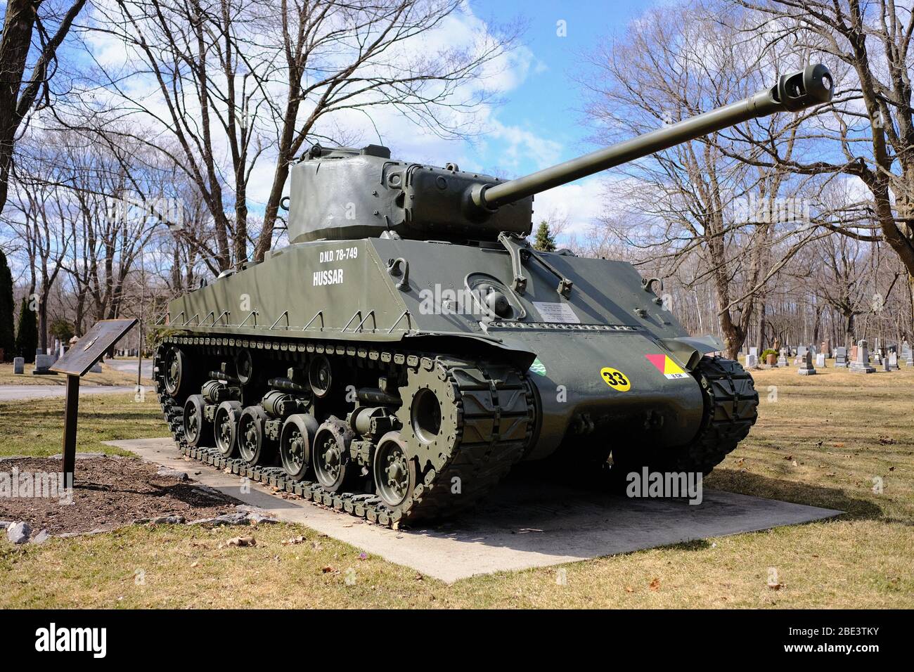 M4A2E8 Sherman Tank al Beechwood Cemetery, il Cimitero Nazionale del Canada a Ottawa, Ontario, Canada. Foto Stock