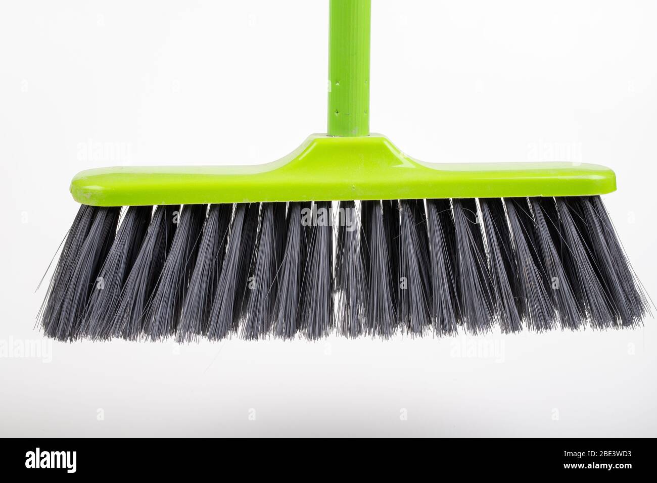 Una nuova scopa per la pulizia. Accessori per tenere in ordine le cose. Sfondo chiaro. Foto Stock