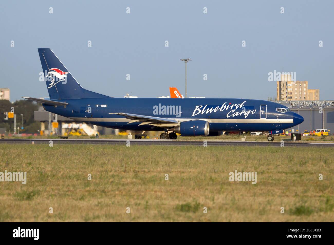 Lisbona, Portogallo. 13 maggio 2013. Un Bluebird Cargo (ora Bluebird Nordic) Boeing 737-300 freighter che si trova all'aeroporto di Lisbona Delgado. Credit: Fabrizio Gandolfo/SOPA Images/ZUMA Wire/Alamy Live News Foto Stock