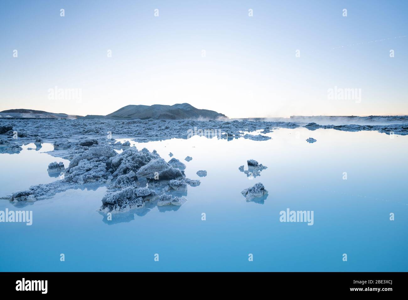 Splendido paesaggio e tramonto vicino alla stazione termale della Laguna Blu in Islanda Foto Stock