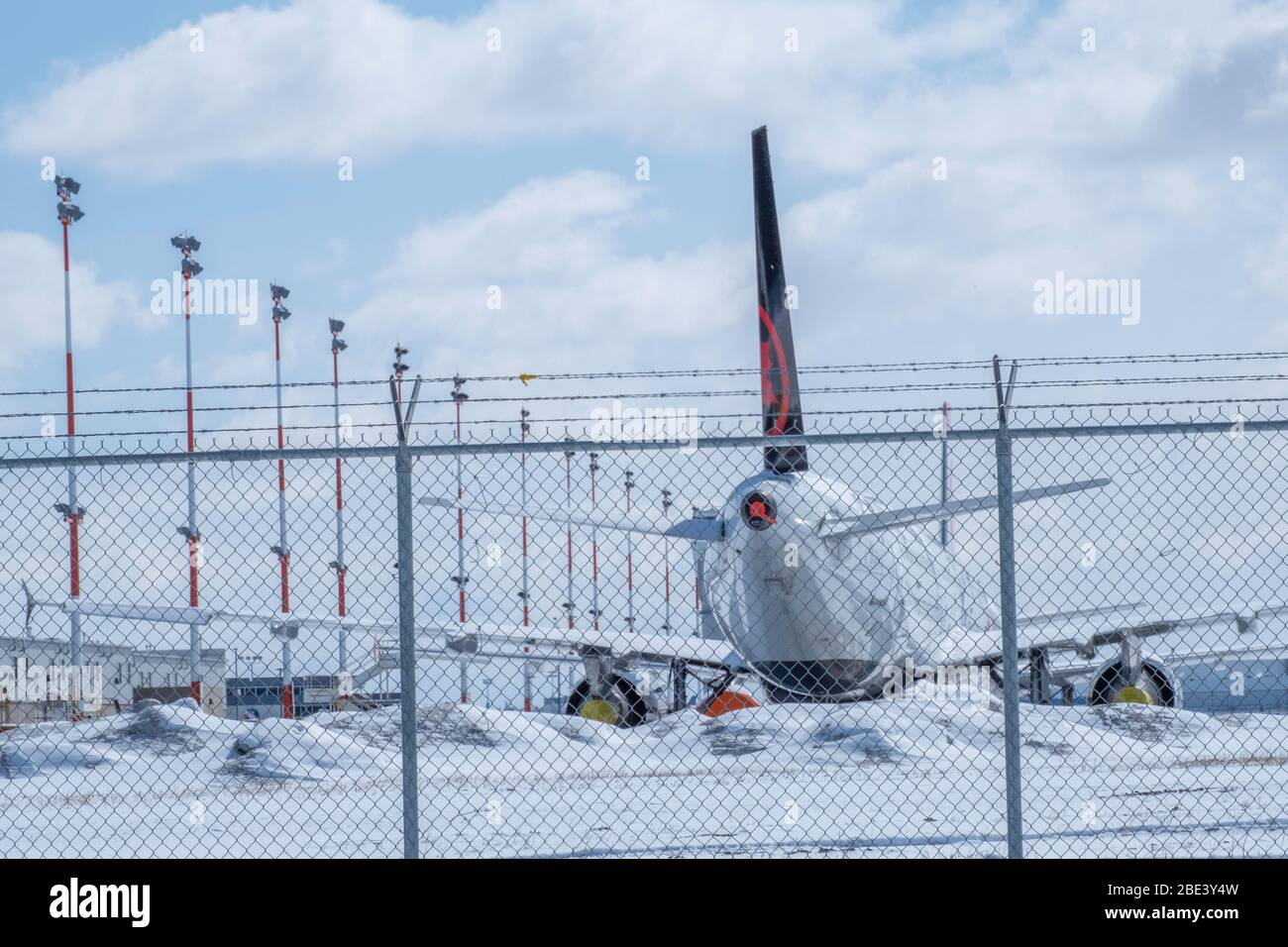 11 2020 aprile - Calgary , Alberta, Canada - Airliners parcheggiato presso l'Aeroporto Internazionale di Calgary - Covid-19 Pandemic Foto Stock