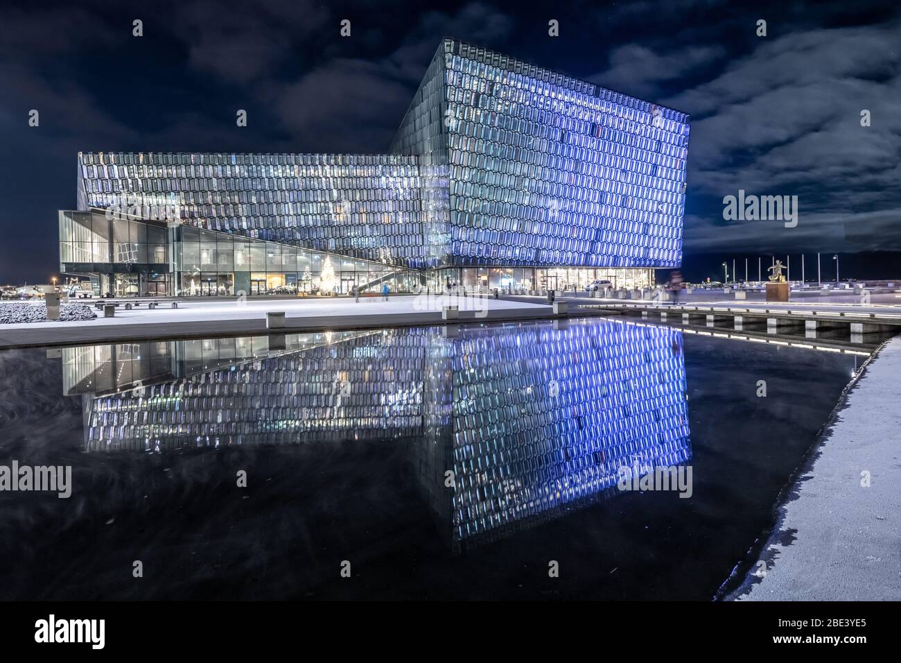 Sala concerti e centro conferenze Harpa di notte, Reykjavik, islanda Foto Stock