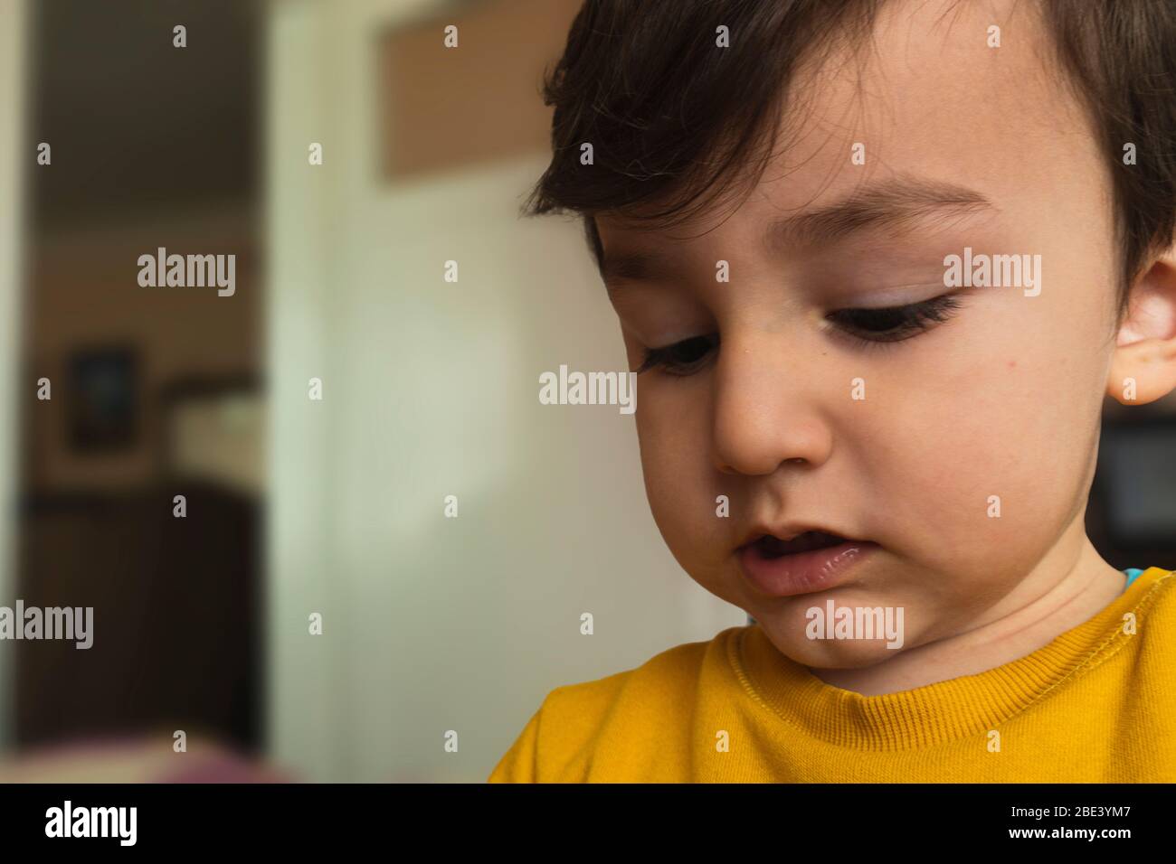 3 anni cute bambino turco staring giù Foto Stock