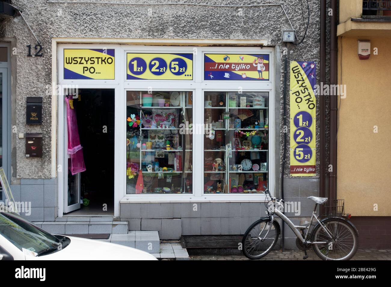 Negozio di articoli da regalo polacco con biciclette parcheggiate davanti. Tomaszow Mazowiecki Polonia centrale Foto Stock