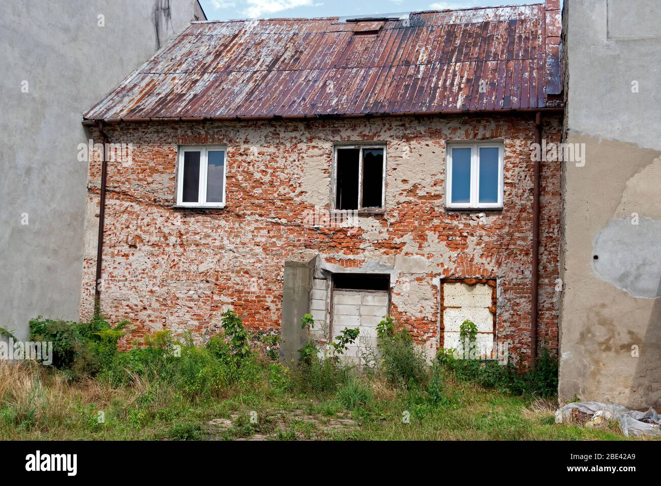 Edificio abbandonato e fatiscente in attesa di essere riabilitato. Tomaszow Mazowiecki Polonia centrale Foto Stock