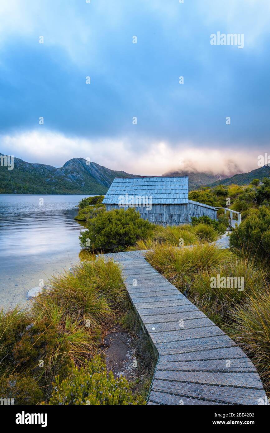 Vista iconica lungo il lungomare che conduce alla boathouse di legno sul Lago dove, nel Cradle Mountain National Park in Tasmania, Australia. Foto Stock