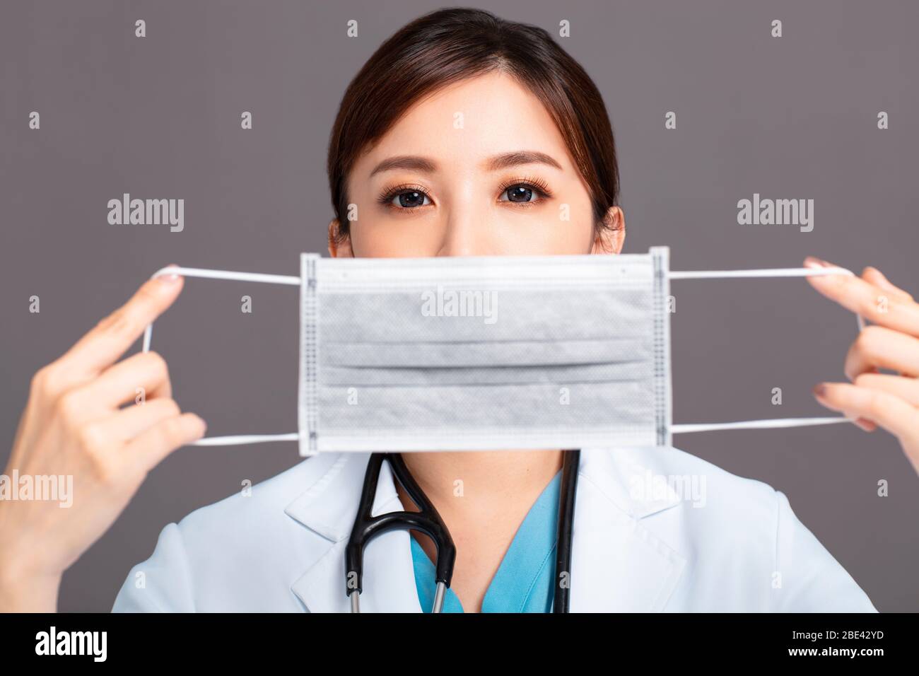 medico femminile che indossa la maschera protettiva Foto Stock