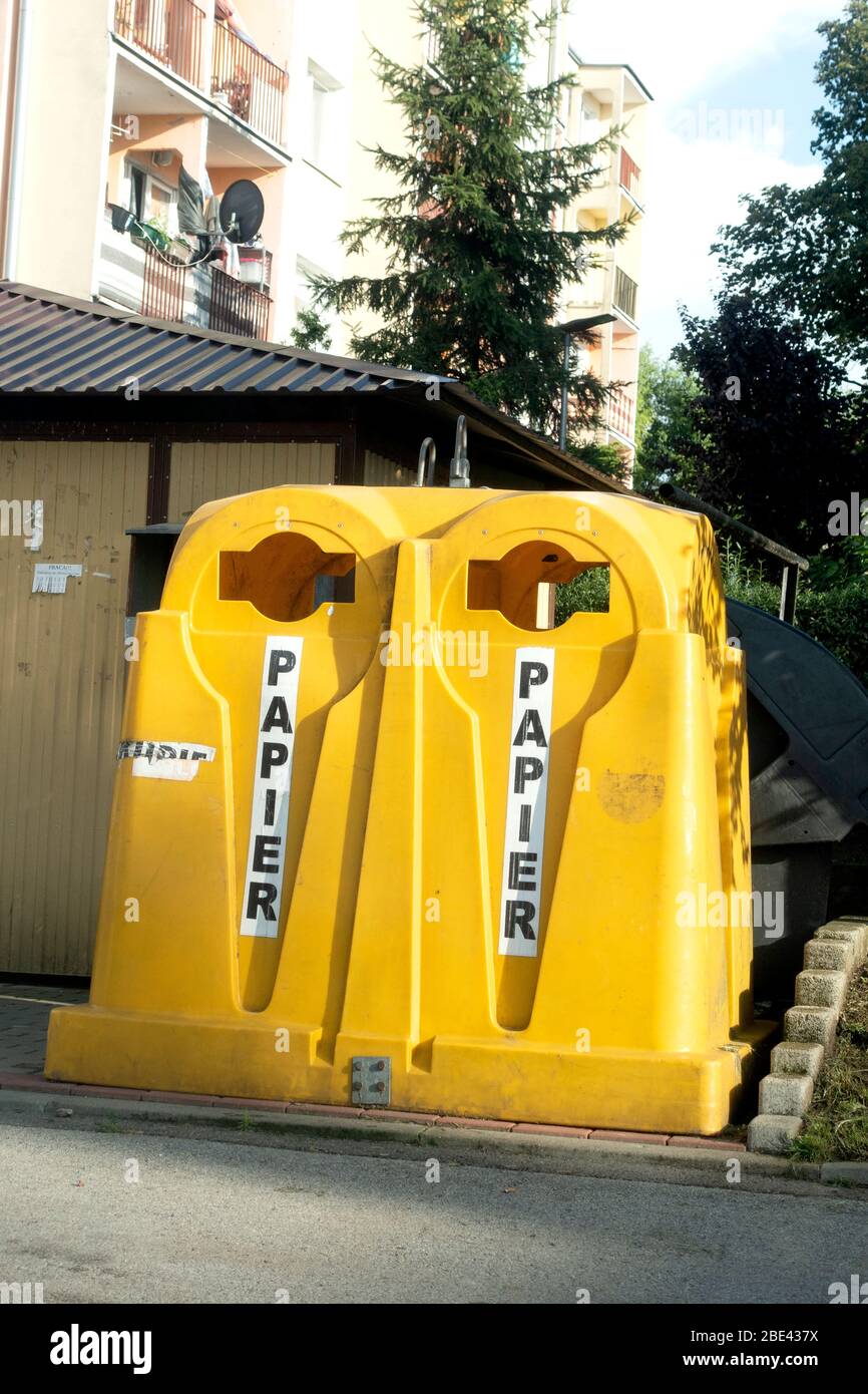 Due grandi contenitori decorativi di carta riciclata. RAWA Mazowiecka Polonia centrale Foto Stock