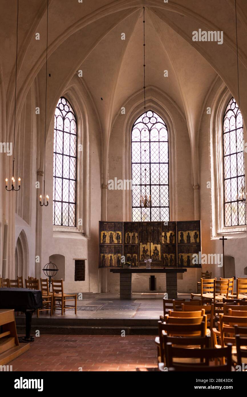 L'altare e il santuario della Chiesa di San Pietro in Greyfriars Abbey (Klostrt i Ystad), un monastero medievale a Ystad, Svezia. Foto Stock