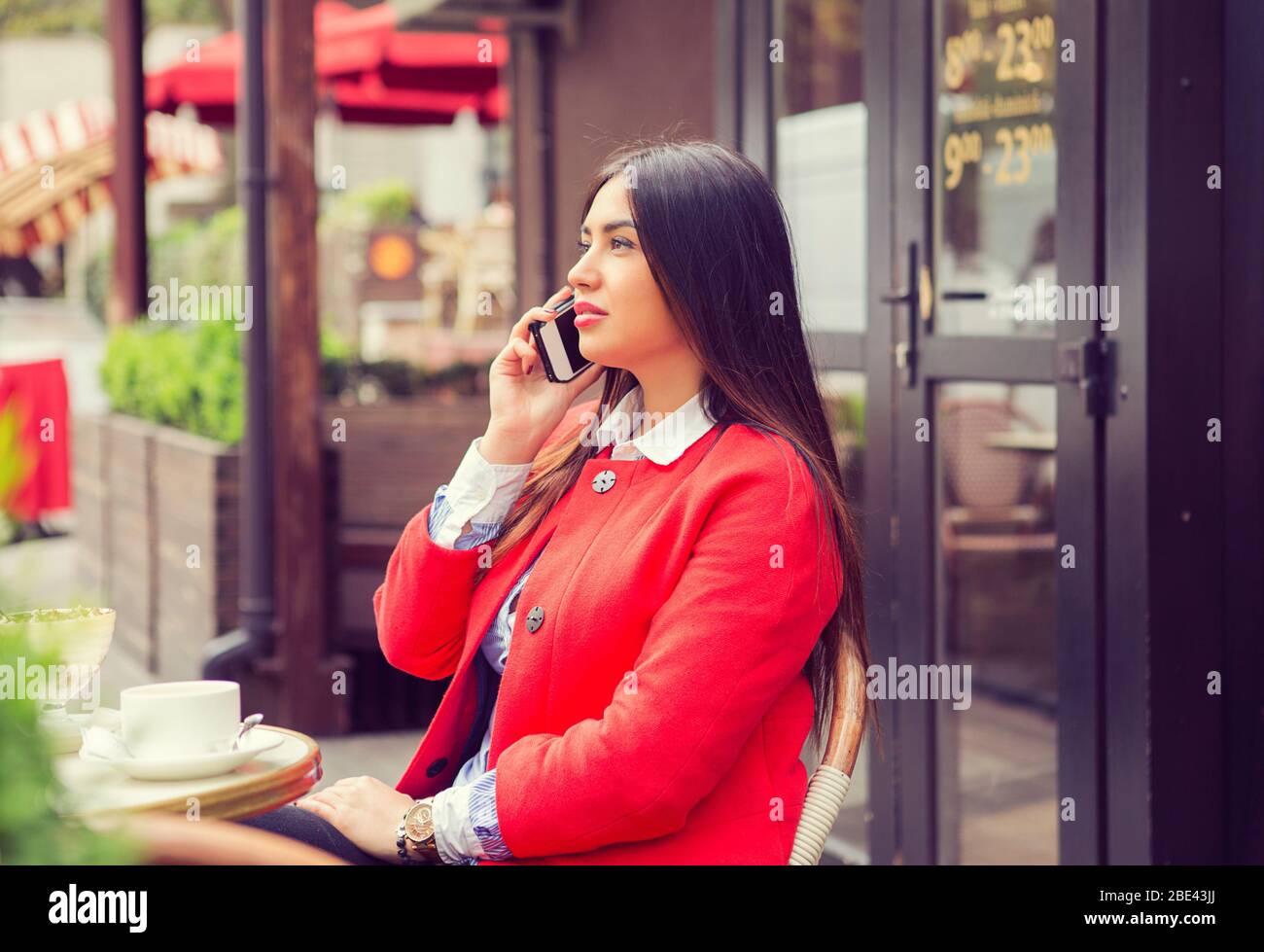 conversazione telefonica. Vista laterale profilo primo piano ritratto di una donna business americana che parla al cellulare Foto Stock