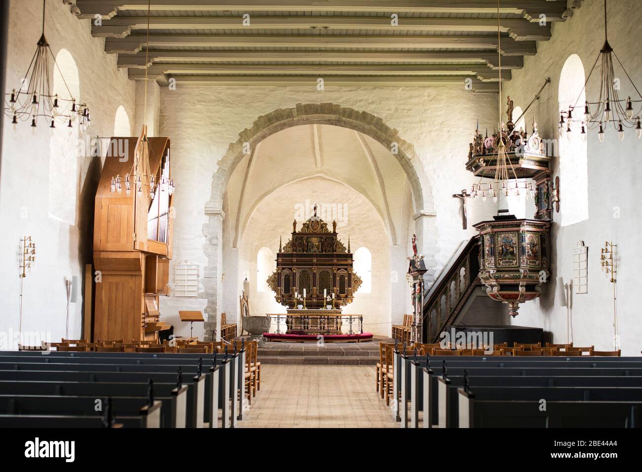 L'interno della AA-kirke (chiesa AA), una chiesa romanica di origini medievali, nella città di Aakirkeby sull'isola di Bornholm in Danimarca. Foto Stock