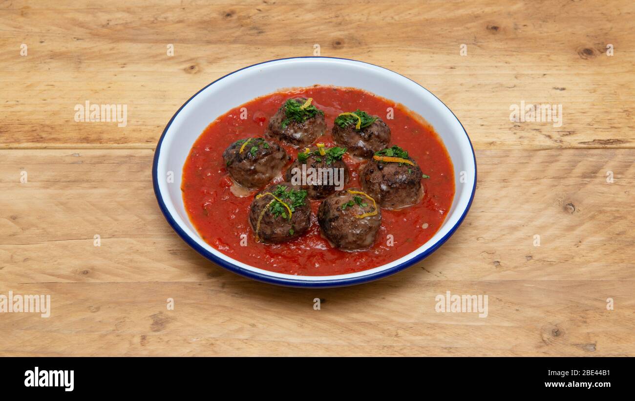 Polpette di manzo e maiale italiane/siciliane in salsa di pomodoro e basilico. Foto Stock