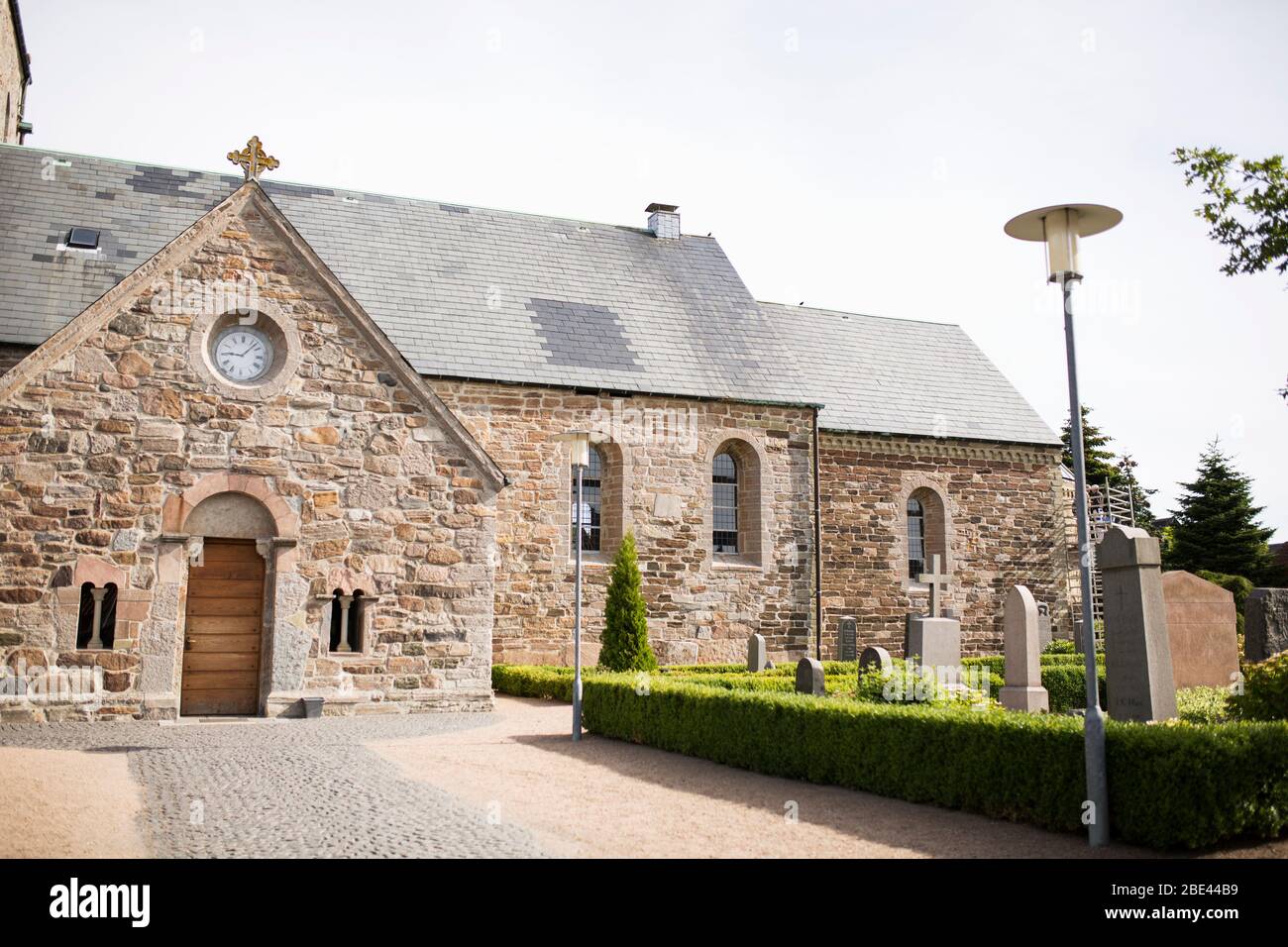 La AA-kirke (chiesa AA), una chiesa romanica di origini medievali, nella città di Aakirkeby sull'isola di Bornholm in Danimarca. Foto Stock