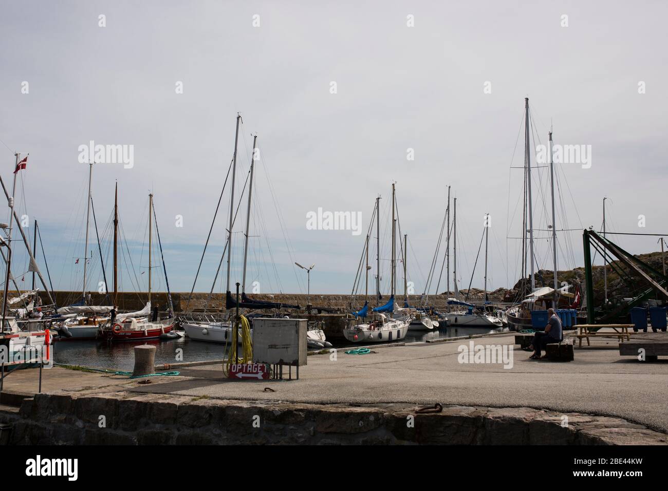 Barche a vela nel porto della città di Gudhjem sull'isola di Bornholm in Danimarca, sul Mar Baltico. Foto Stock