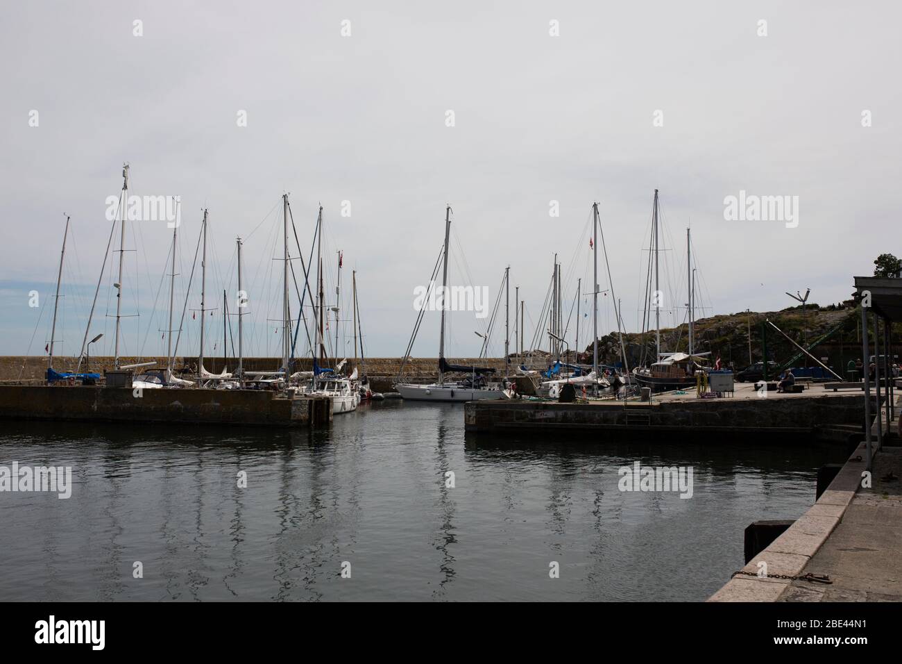 Barche a vela nel porto della città di Gudhjem sull'isola di Bornholm in Danimarca, sul Mar Baltico. Foto Stock