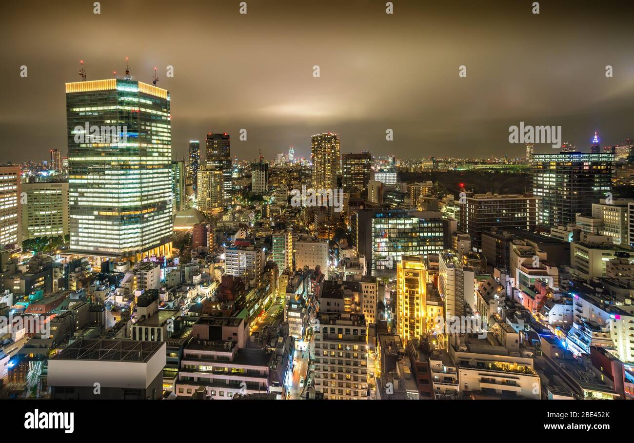 Vista sul tetto del caldo skyline della città di Amber di notte nel distretto di Nagatacho di Tokyo, Giappone Foto Stock