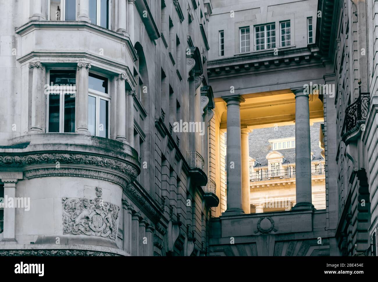 Luce del sole dorata che splende attraverso l'apertura classica con colonne sulla tradizionale architettura di pietra inglese, Regent Street, Londra Foto Stock