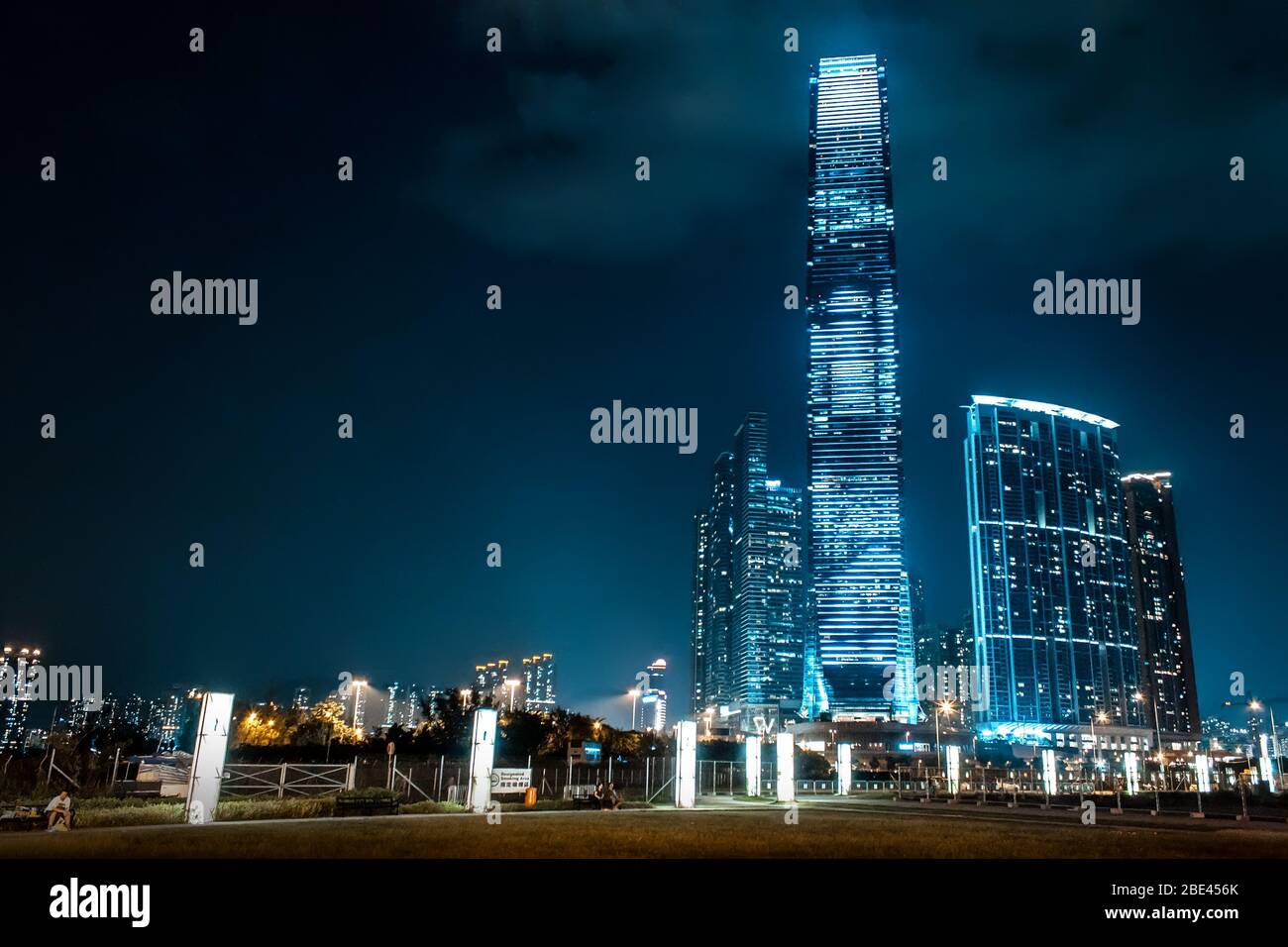 Stile futuristico architettura moderna di vetro e acciaio Skyscraper di notte a West Kowloon, Hong Kong Foto Stock