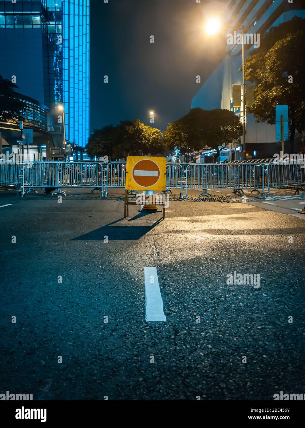 No Entry Sign in Empty Street at Night durante Occupy Central Student protesta per la democrazia, Hong Kong Foto Stock