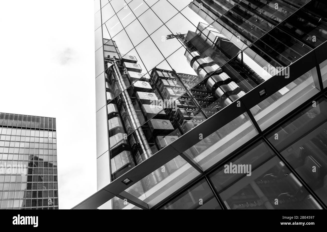 Vista monocromatica della riflessione di un edificio moderno a Glass, Londra Regno Unito Foto Stock
