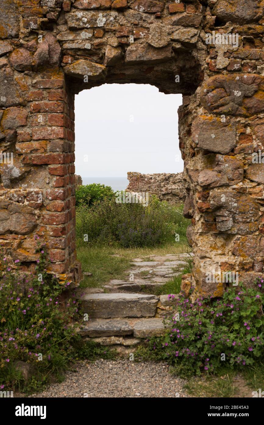 Una porta in rovina presso la fortezza medievale di Hammershus vicino ad Allinge sul promontorio di Hammeren sull'isola di Bornholm in Danimarca con vista sul Mar Baltico. Foto Stock