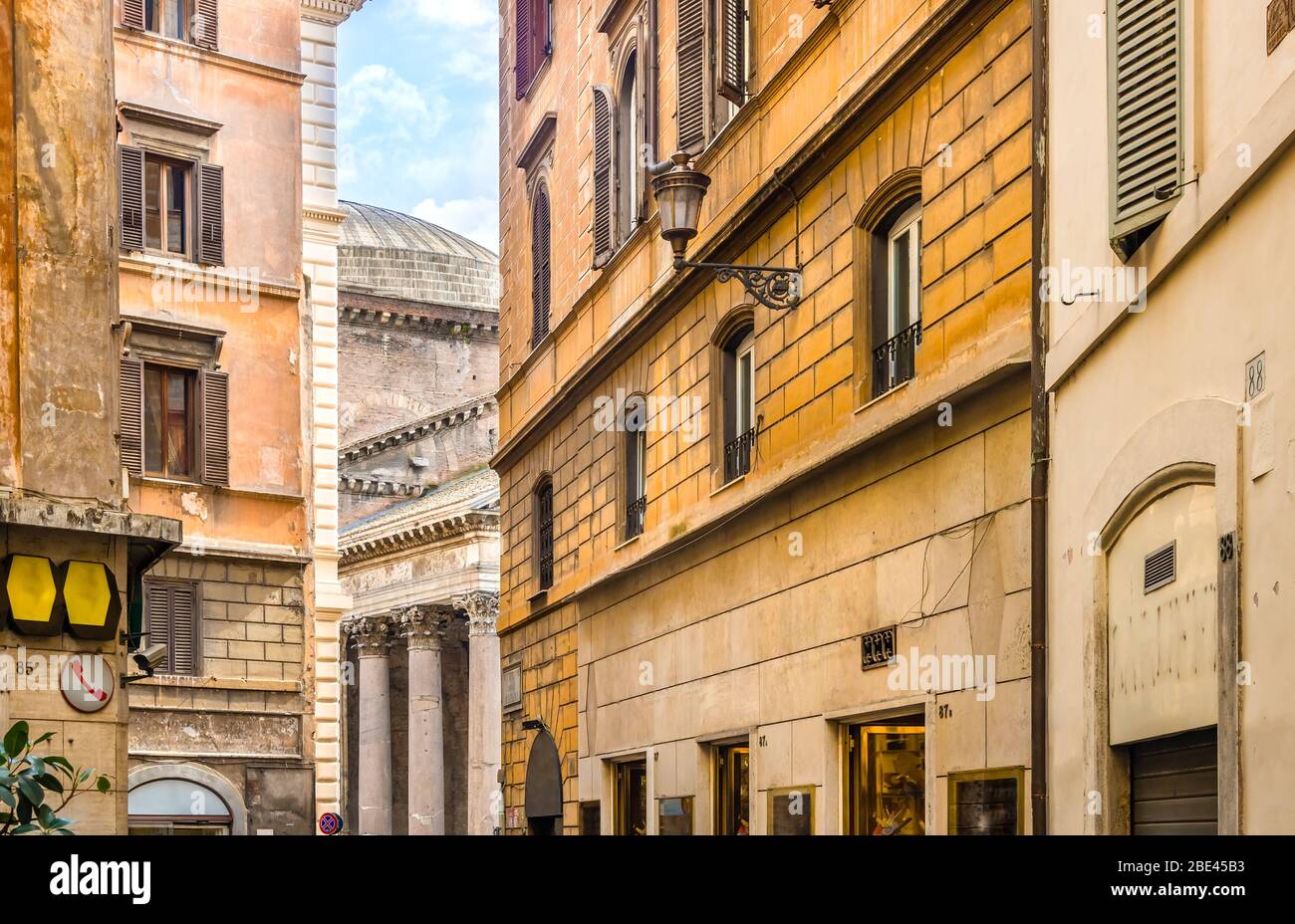 Strade italiane rustiche e tradizionali con il Pantheon sullo sfondo di Roma Foto Stock