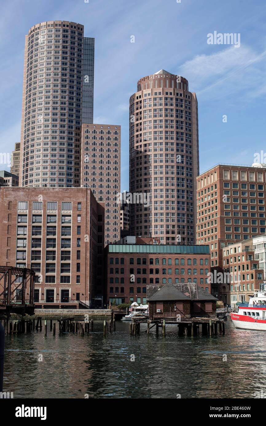 Il porto interno di Boston è pieno di barche, navi, hotel, ristoranti e persone. Foto Stock