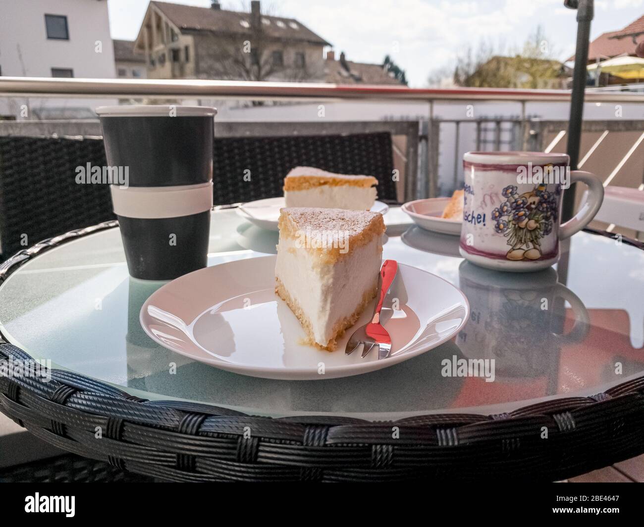 Cheesecake cremoso preparato con caffè in un balcone Foto Stock