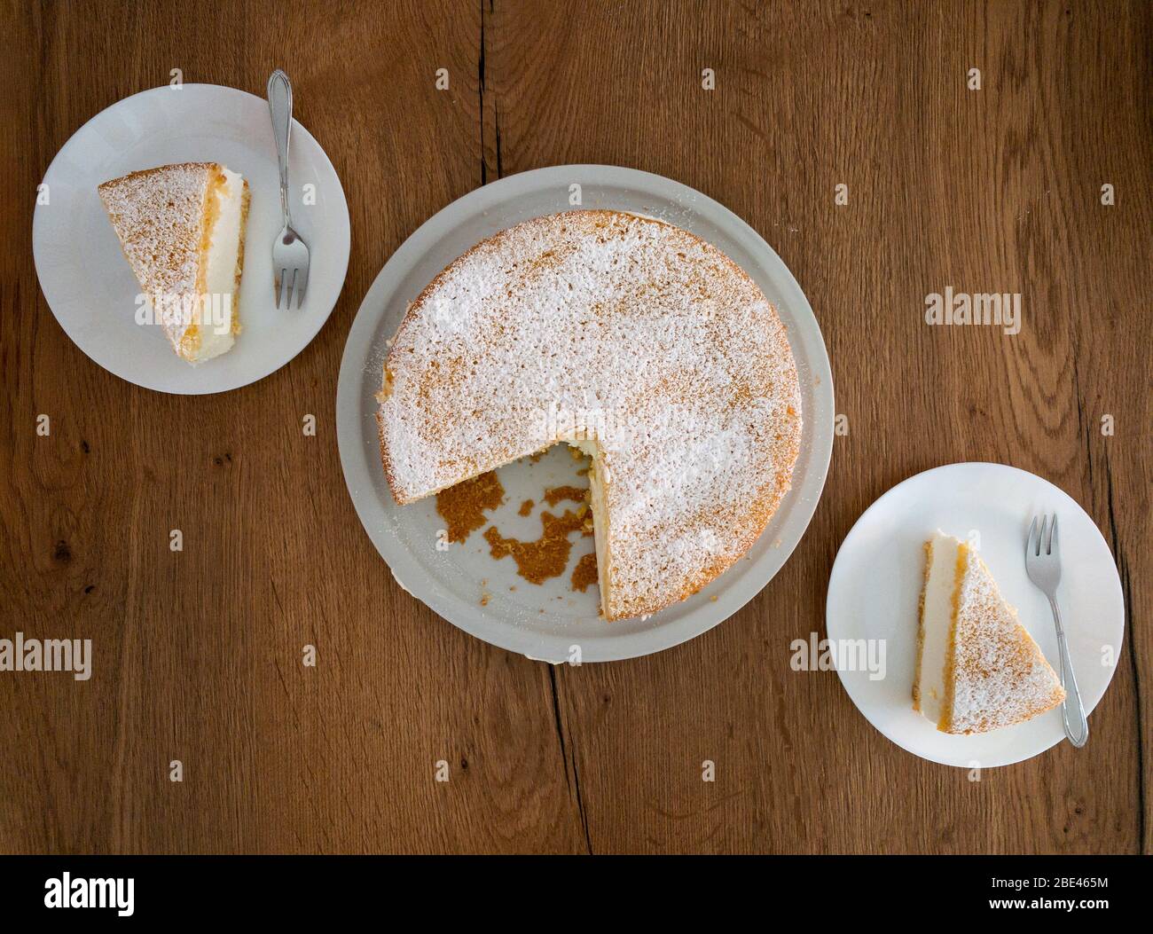 Due pezzi di una deliziosa Cheesecake preparata a due piatti, pronti per il piacere Foto Stock