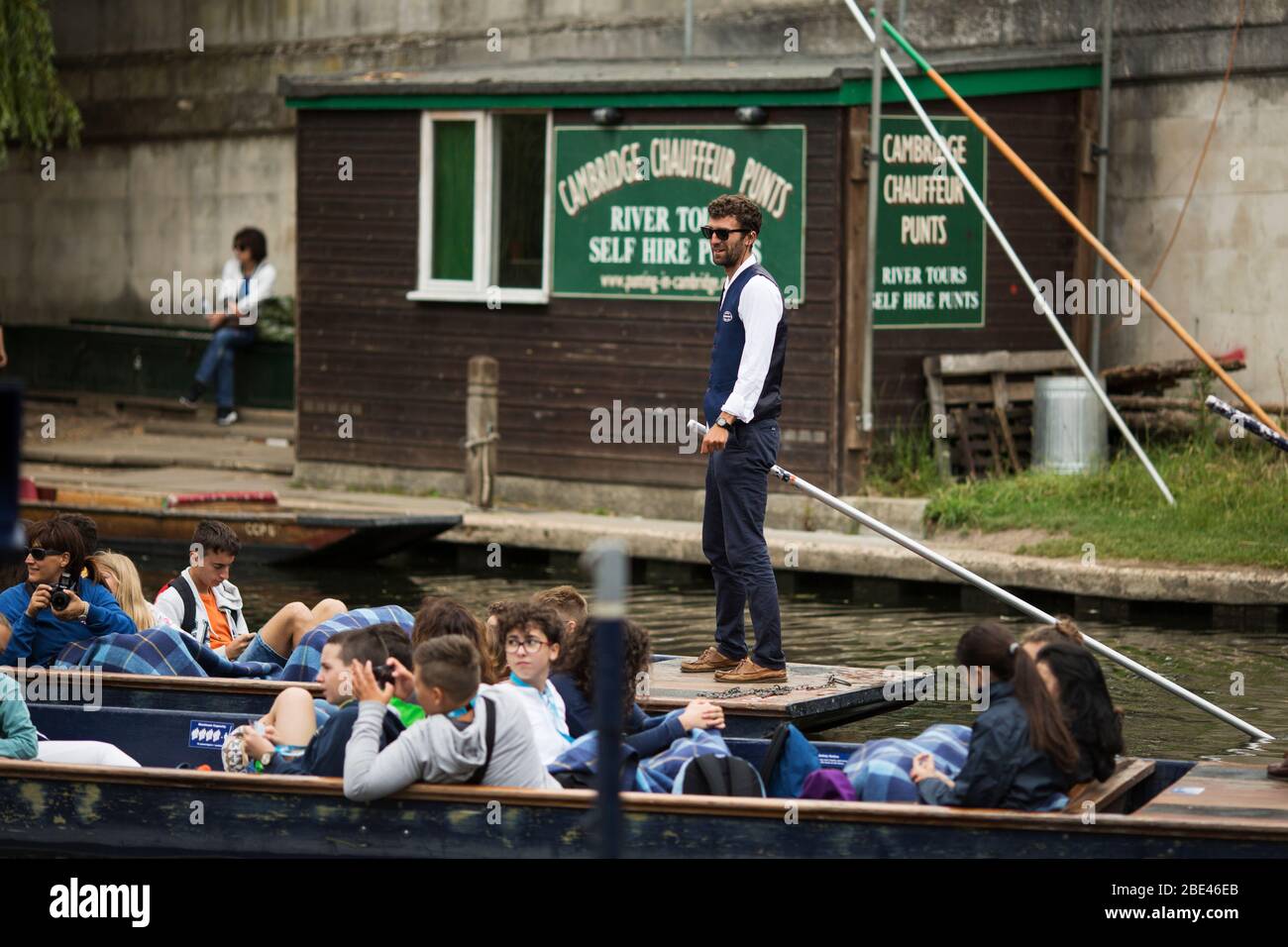 Un pugnatore si prepara a guidare un gruppo di tour a bordo di un pugnale lungo la camma del fiume a Cambridge, Inghilterra, Regno Unito. Foto Stock