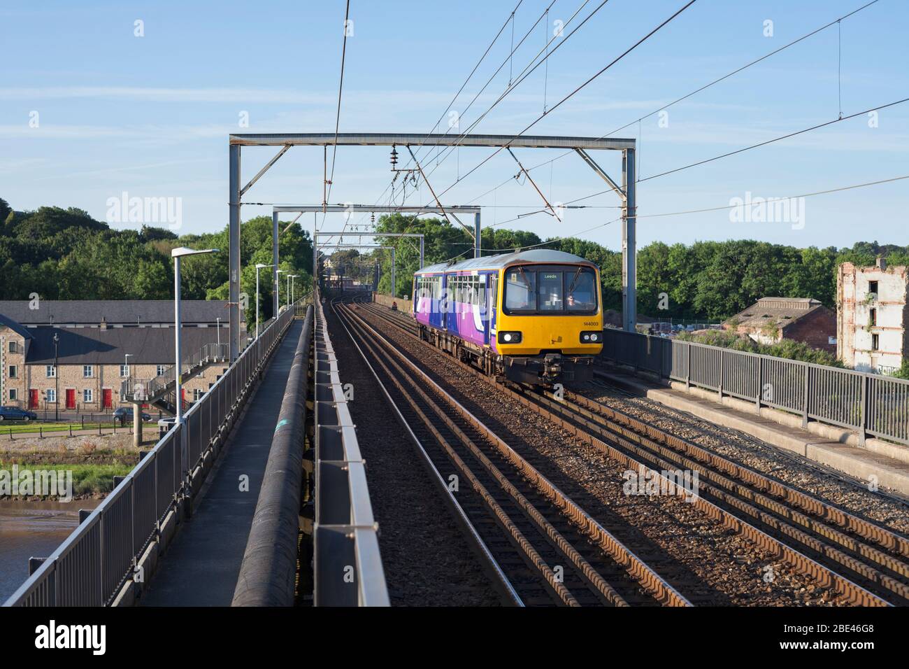 Treno Nord / treni Nord classe 144 treno di pacer 144003 che attraversa il ponte Carlisle a Lancaster sulla linea principale della costa occidentale Foto Stock