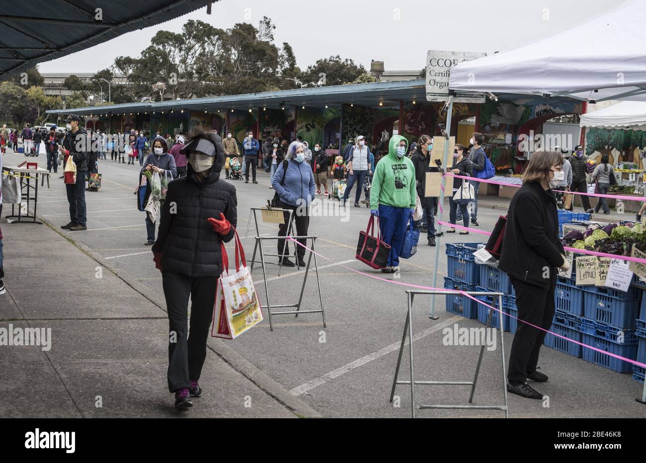 Hayward, Stati Uniti. 11 Aprile 2020. Gli acquirenti, per lo più mascherati, socialmente a distanza mentre comprano i prodotti al mercato agricolo su Alemany Blvd a San Francisco Sabato, 11 aprile 2020. I servizi essenziali come il cibo rimangono aperti, poiché la città è sotto un ordine di soggiorno a causa del coronavirus. Foto di Terry Schmitt/UPI Credit: UPI/Alamy Live News Foto Stock