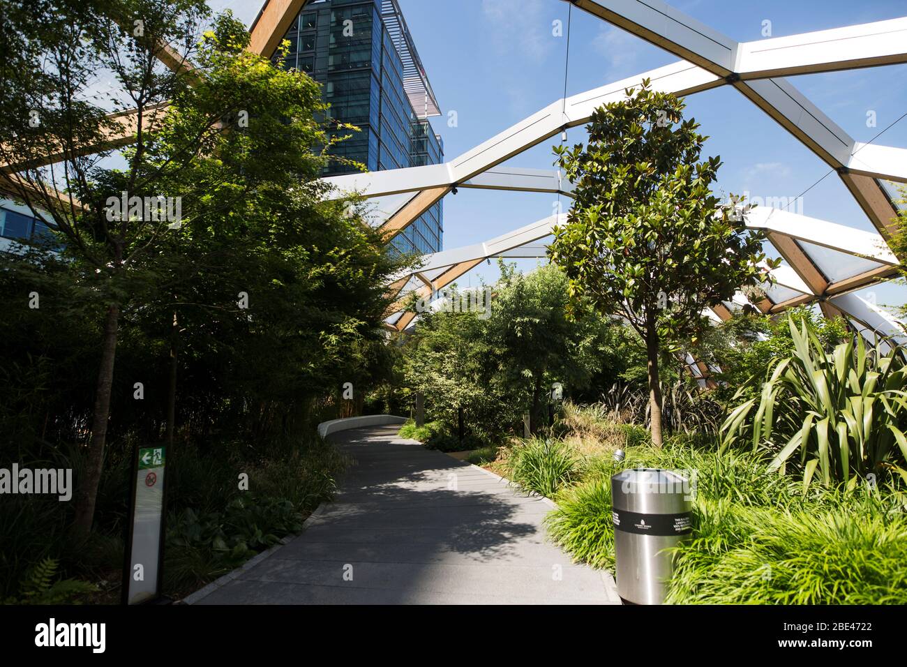 All'interno del Crossrail Place Roof Garden a Canary Wharf a Londra, Inghilterra, Regno Unito. Foto Stock