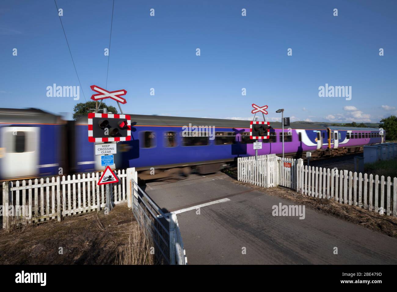 Treno attraversamento Burneside piano inferiore attraversamento automatico Open Crossing con luci lampeggianti sulla linea ferroviaria laghi a binario singolo Foto Stock
