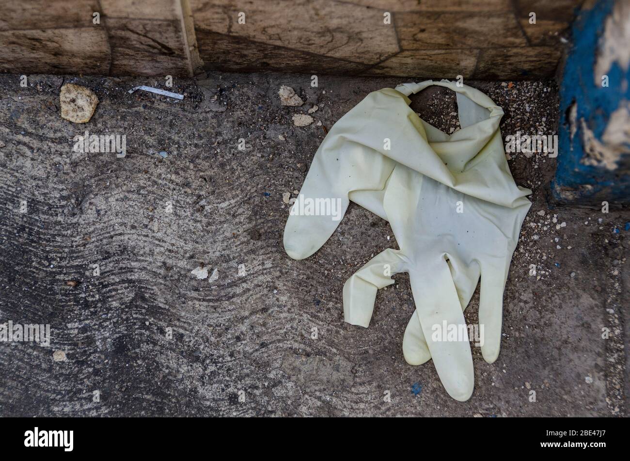 I guanti in silicone appaiono sempre più ogni giorno per le strade del mondo, a causa del loro uso da parte della pandemia del virus Covid-19, che prima o la Foto Stock