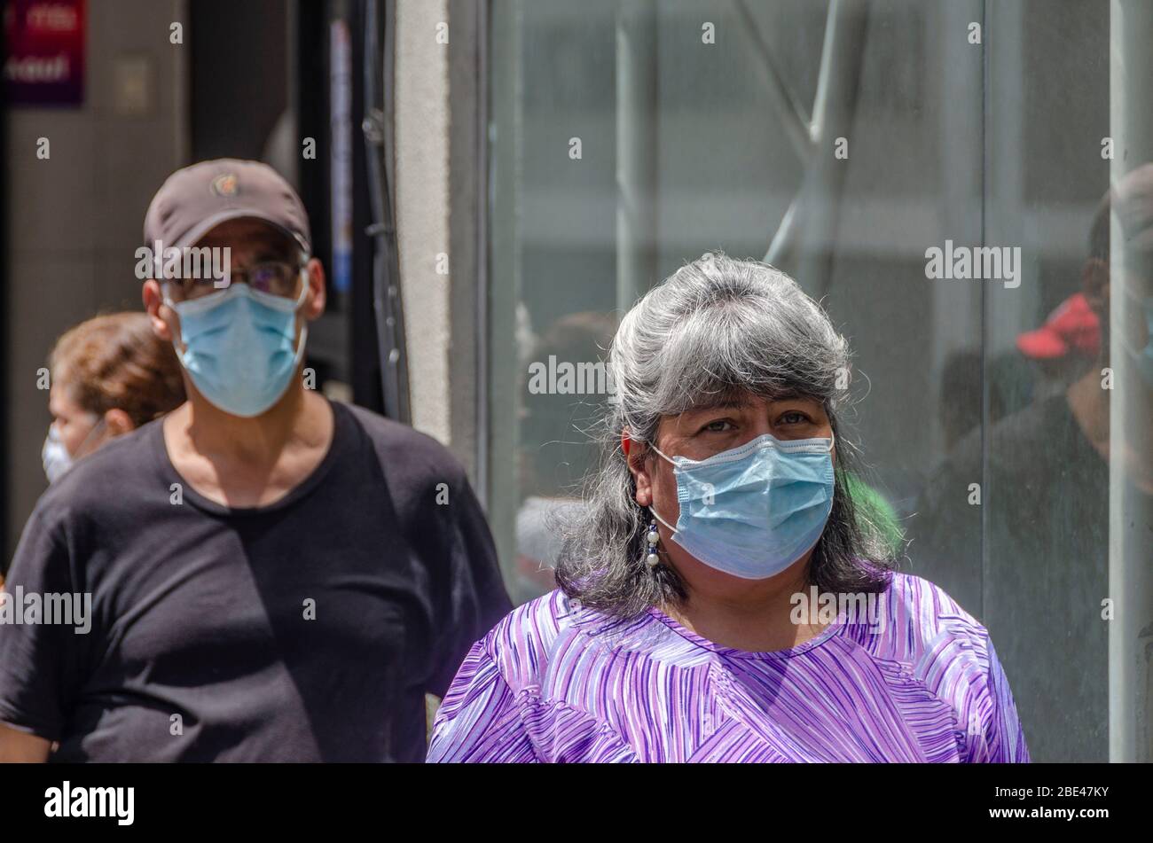 I residenti della Comunità attendono di essere chiamati a sottoporvi a test rapidi di eliminazione del virus Covid-19. Una giornata di salute in una clinica ambulatoriale in una comunità di Caracas offre r Foto Stock