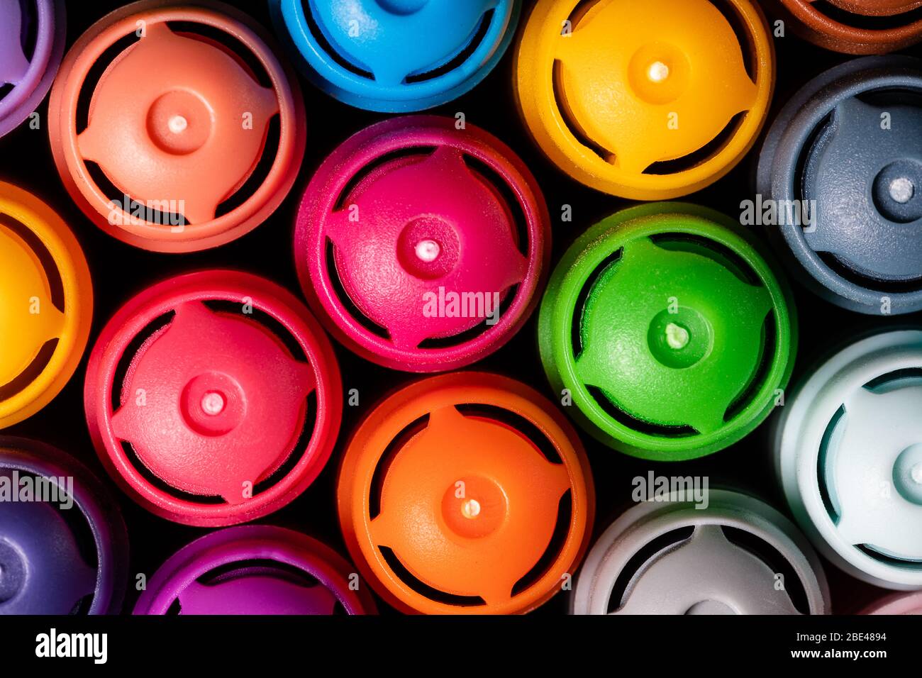 Immagine macro di un set di marker colorati dell'artista in una tazza strettamente raggruppata con i cappucci rivolti verso l'alto. Colori brillanti e messa a fuoco nitida. Foto Stock