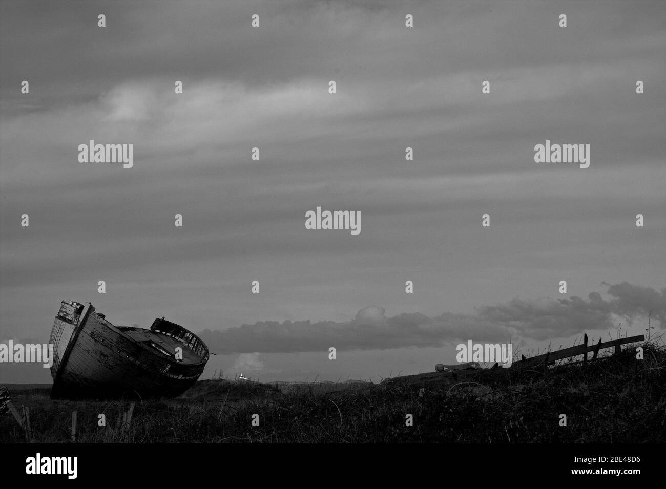 Immagine in bianco e nero di una barca da pesca in legno abbandonata sull'isola gallese di Anglesey Foto Stock