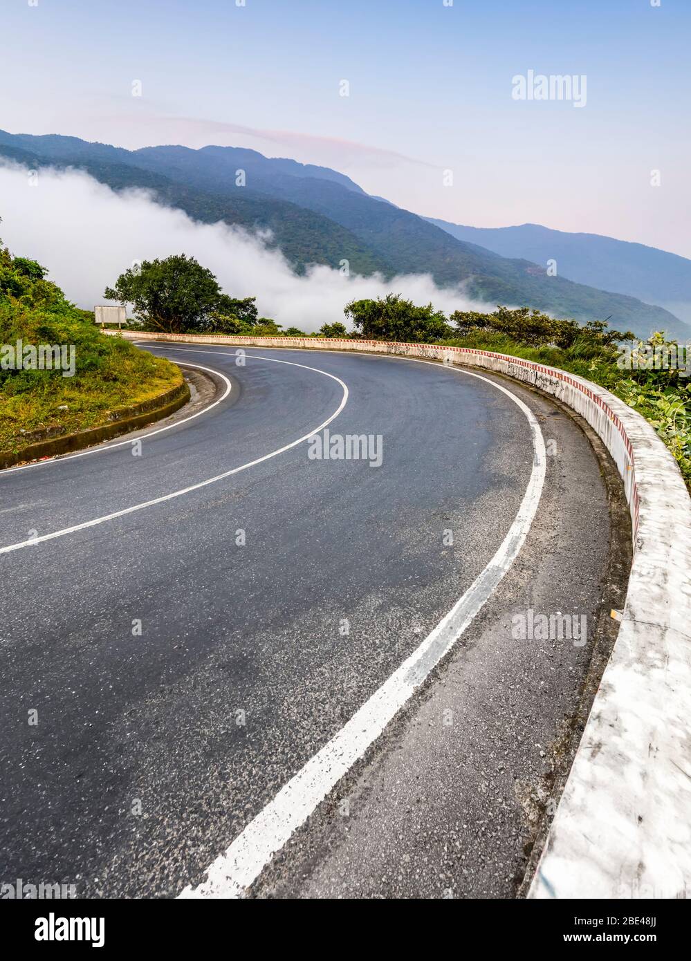 Hai Van Pass, un passo di montagna sopra le nuvole; Vietnam Foto Stock