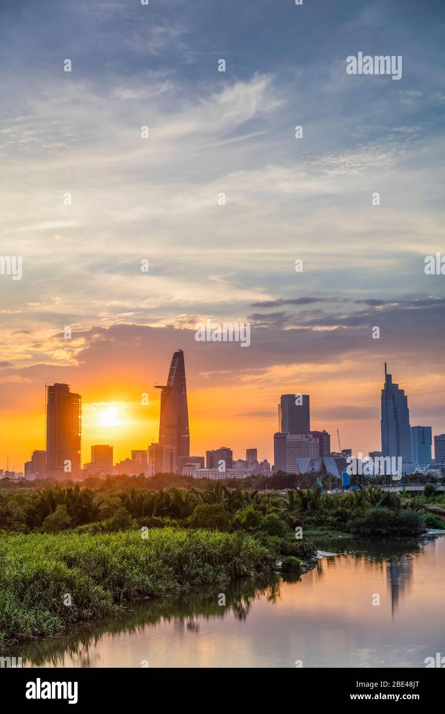 Tramonto sulla città di ho Chi Minh con grattacieli nello skyline; ho Chi Minh City, Vietnam Foto Stock