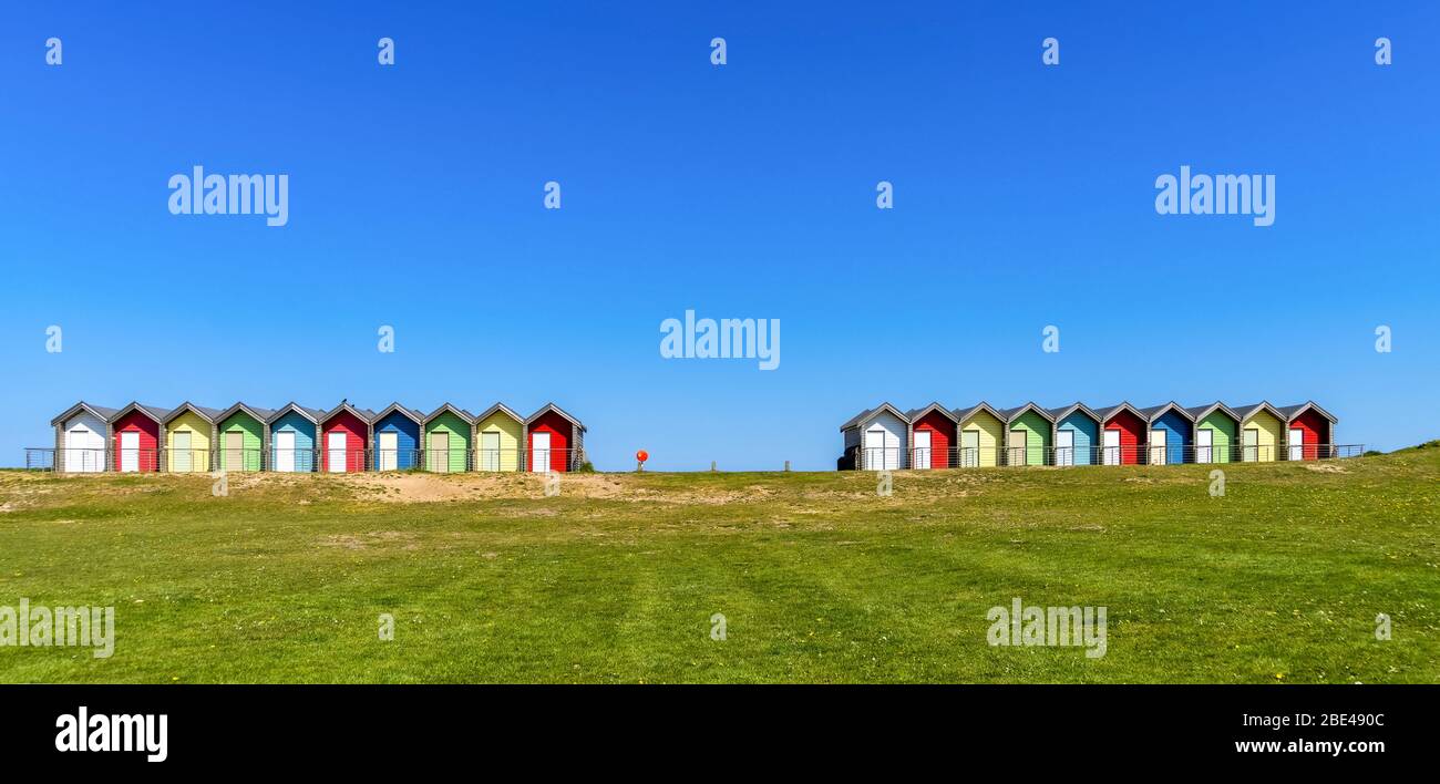 Colorate strutture dipinte utilizzate per cambiare camera sulla spiaggia sulla costa; Blyth, Northumberland, Inghilterra Foto Stock