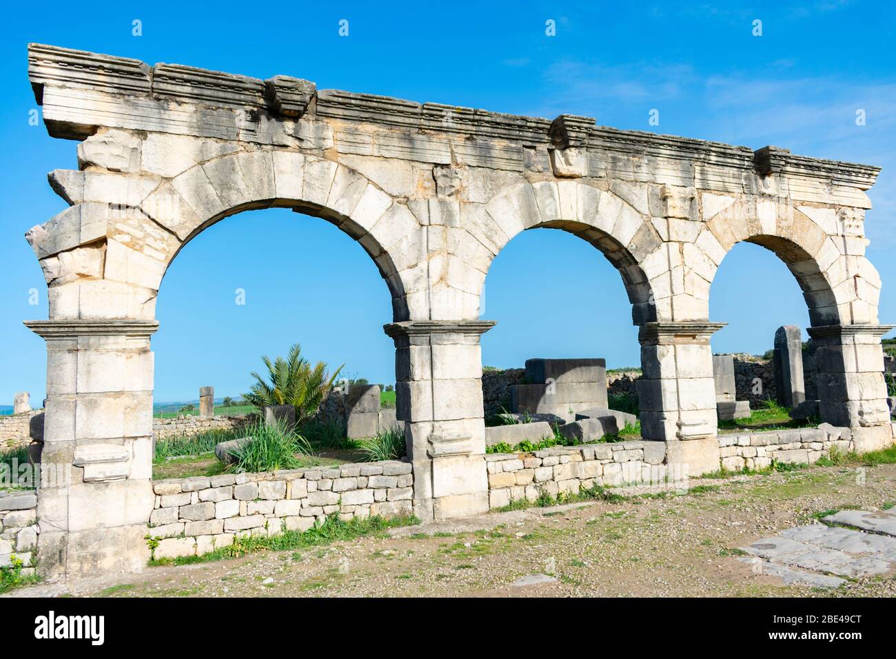 Archi alle rovine romane di Volubilis in Marocco Foto Stock