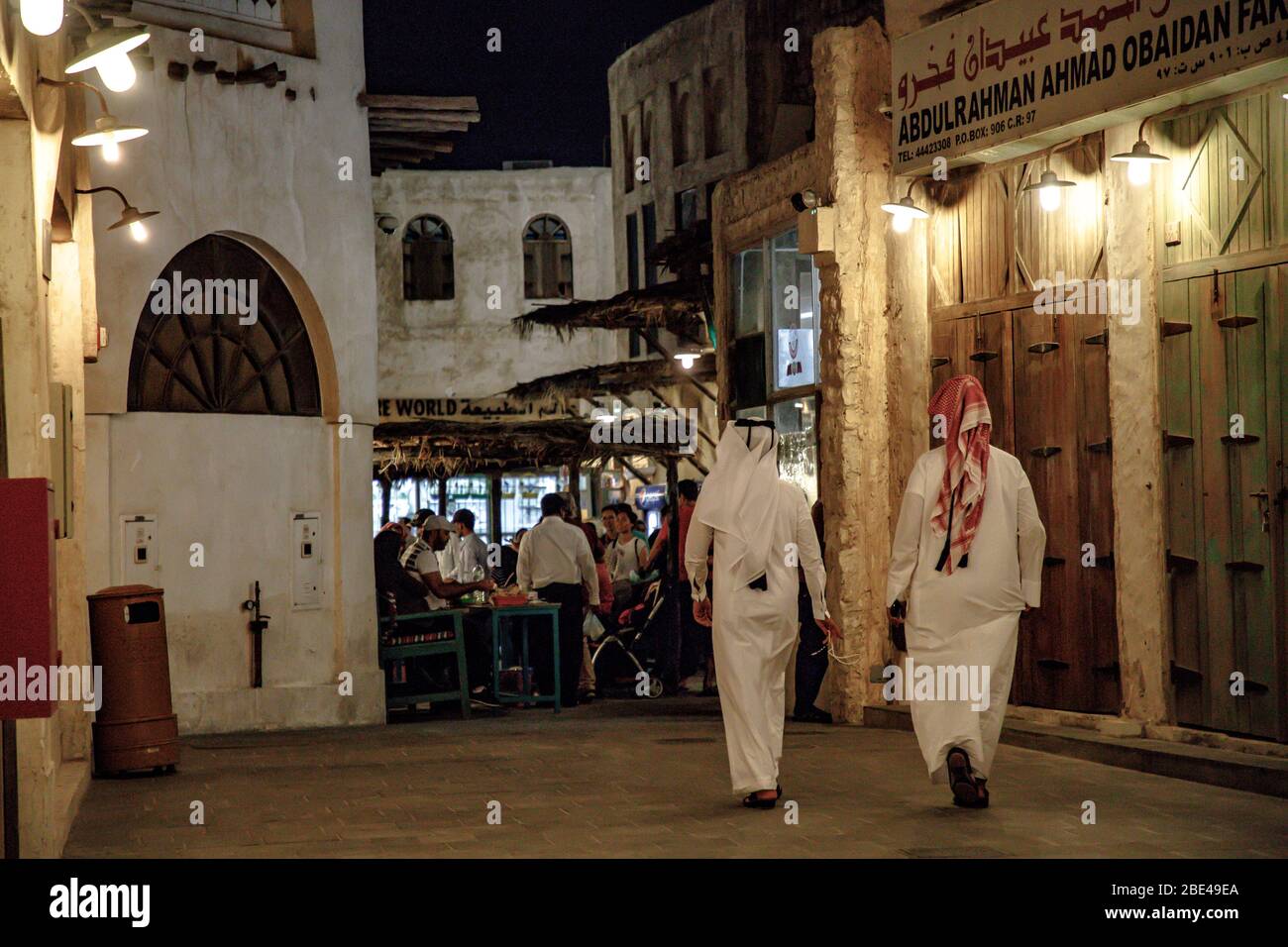 Due Qataris a piedi in Souq Waqif in un giorno feriale Foto Stock