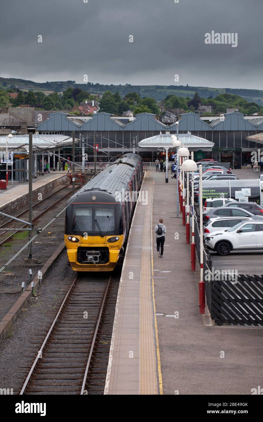 Treno elettrico di classe 333 Siemens/CAF della ferrovia settentrionale alla stazione ferroviaria di Ilkley in attesa di partire Foto Stock