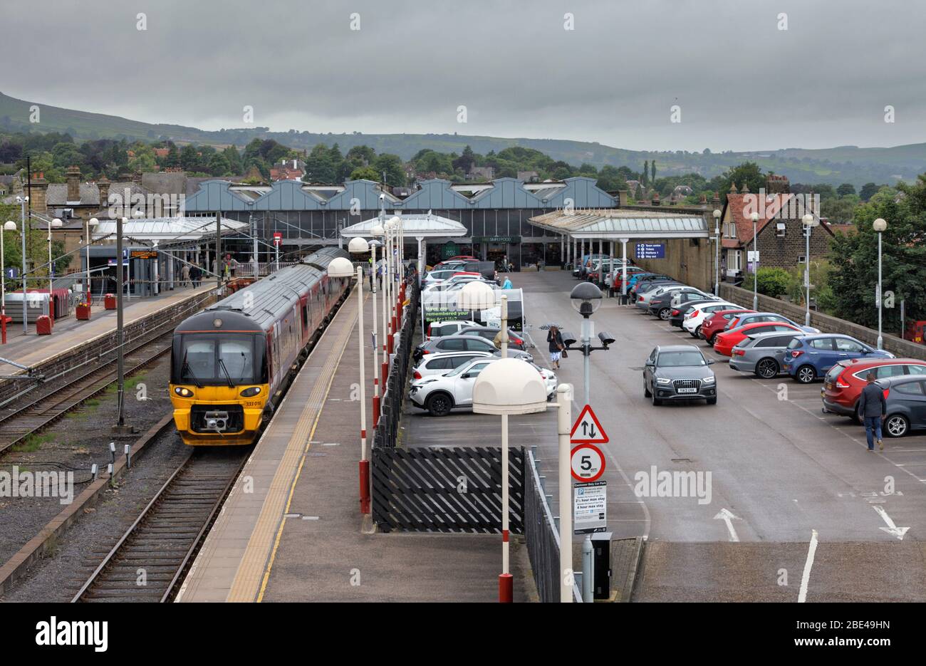 Treno elettrico 333 classe 333016 Siemens / CAF della ferrovia settentrionale alla stazione ferroviaria di Ilkley in attesa di partire Foto Stock