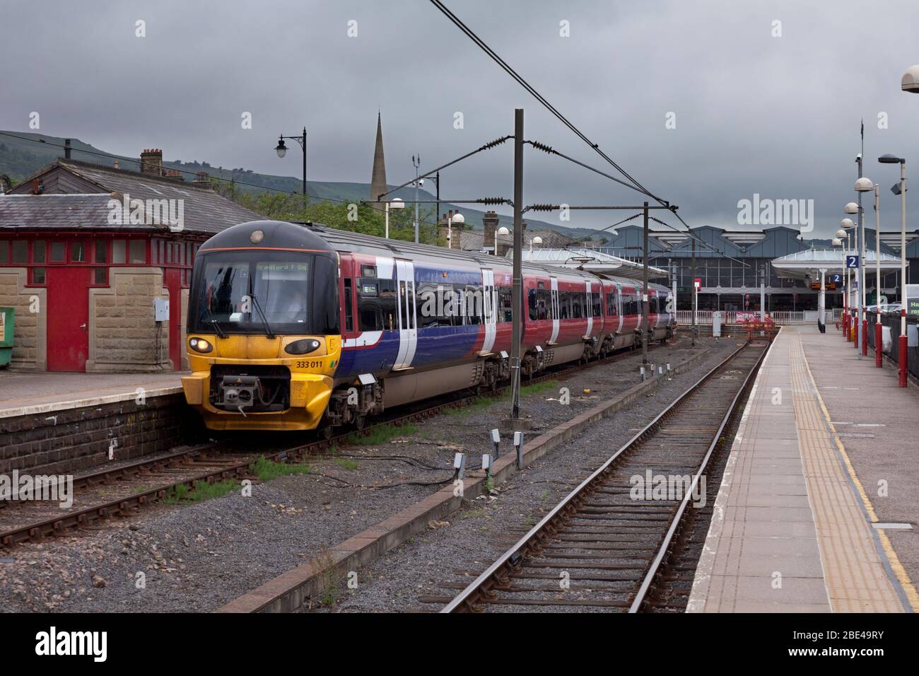 Treno elettrico 333 classe 333011 Siemens / CAF della ferrovia settentrionale alla stazione ferroviaria di Ilkley in attesa di partire Foto Stock