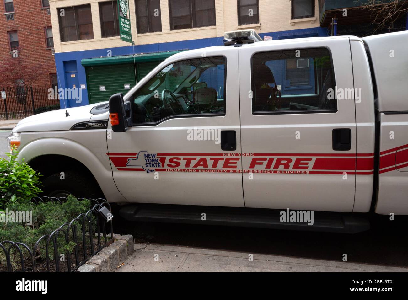Camion appartenenti alla divisione Fire Prevention della divisione di Stato di NY della Homeland Security and Emergency Services parcheggiato in una strada di New york Foto Stock