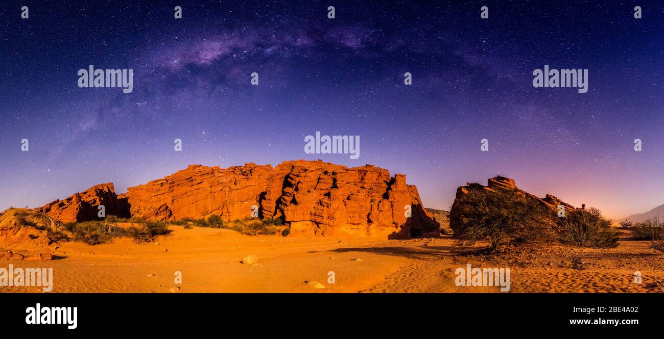 Via Lattea su una formazione rocciosa; Tres Cruces, Salta, Argentina Foto Stock