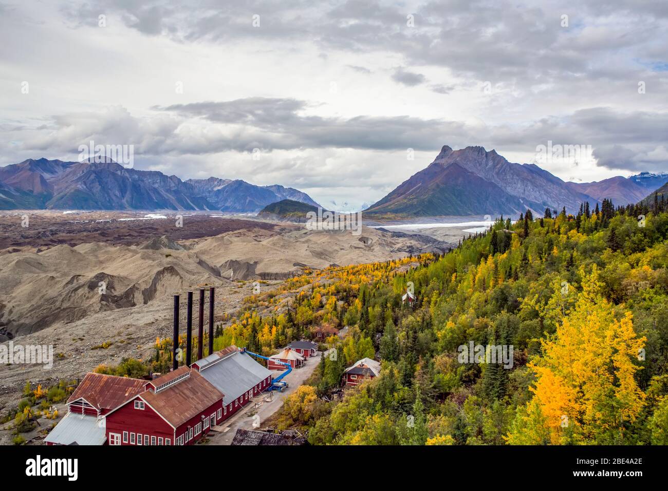 Guardando verso il basso dalla cima del Kennecott Concentration Mill, si può vedere il ghiacciaio Kennicott e la centrale elettrica in fase di ristrutturazione Foto Stock